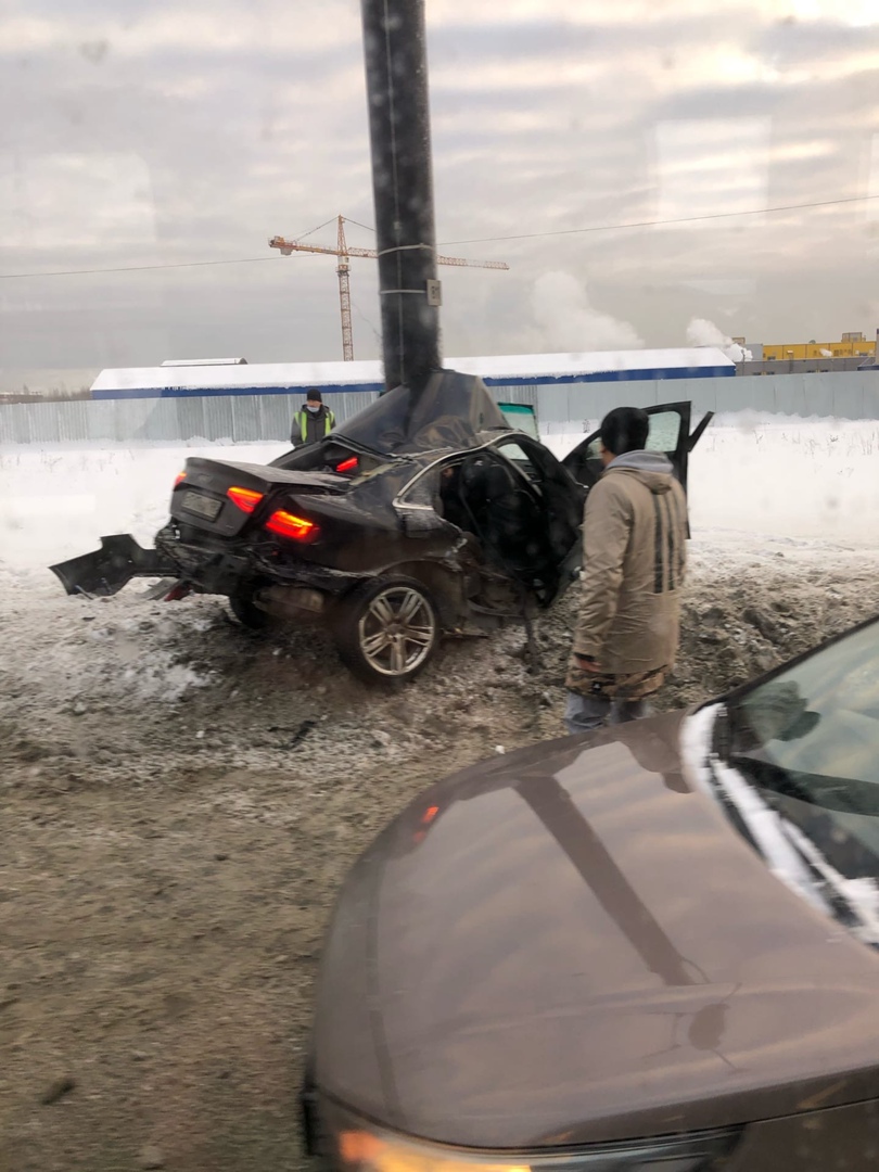 Дама на «Тойоте» въехала под припаркованный грузовик на Комендантской  площади. — Мегаполис