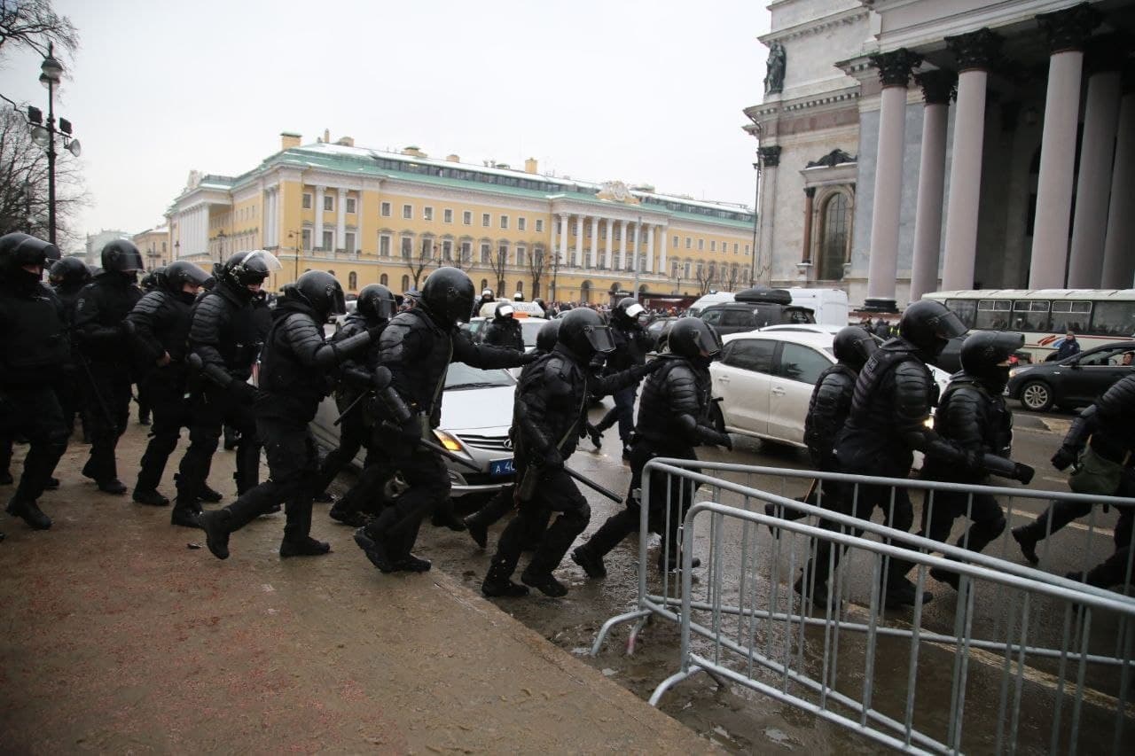 Хлопки в петербурге сейчас. Протесты в Петербурге. Толпа протестующих. Протесты в Москве.
