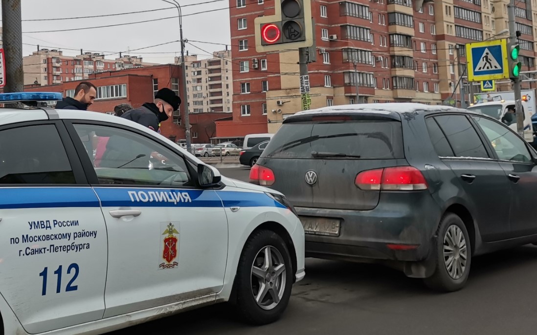 Включи полицейский автомобиль