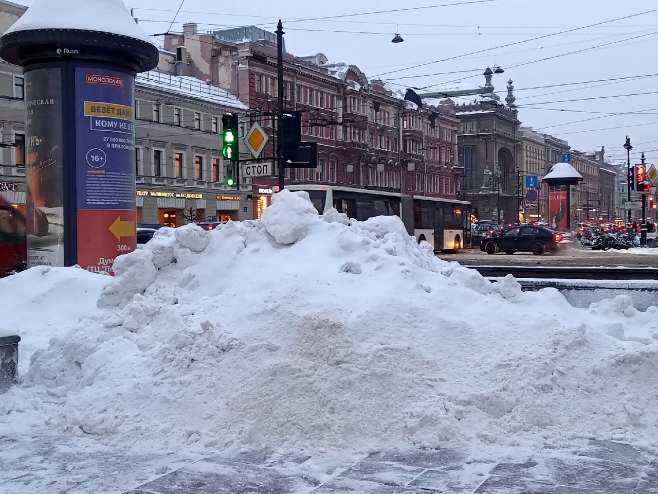 Сугробов сегодня. Снежные сугробы в Санкт-Петербурге. Сугробы в городе. Сугробы на улице. Сугробы на улице Санкт Петербург.