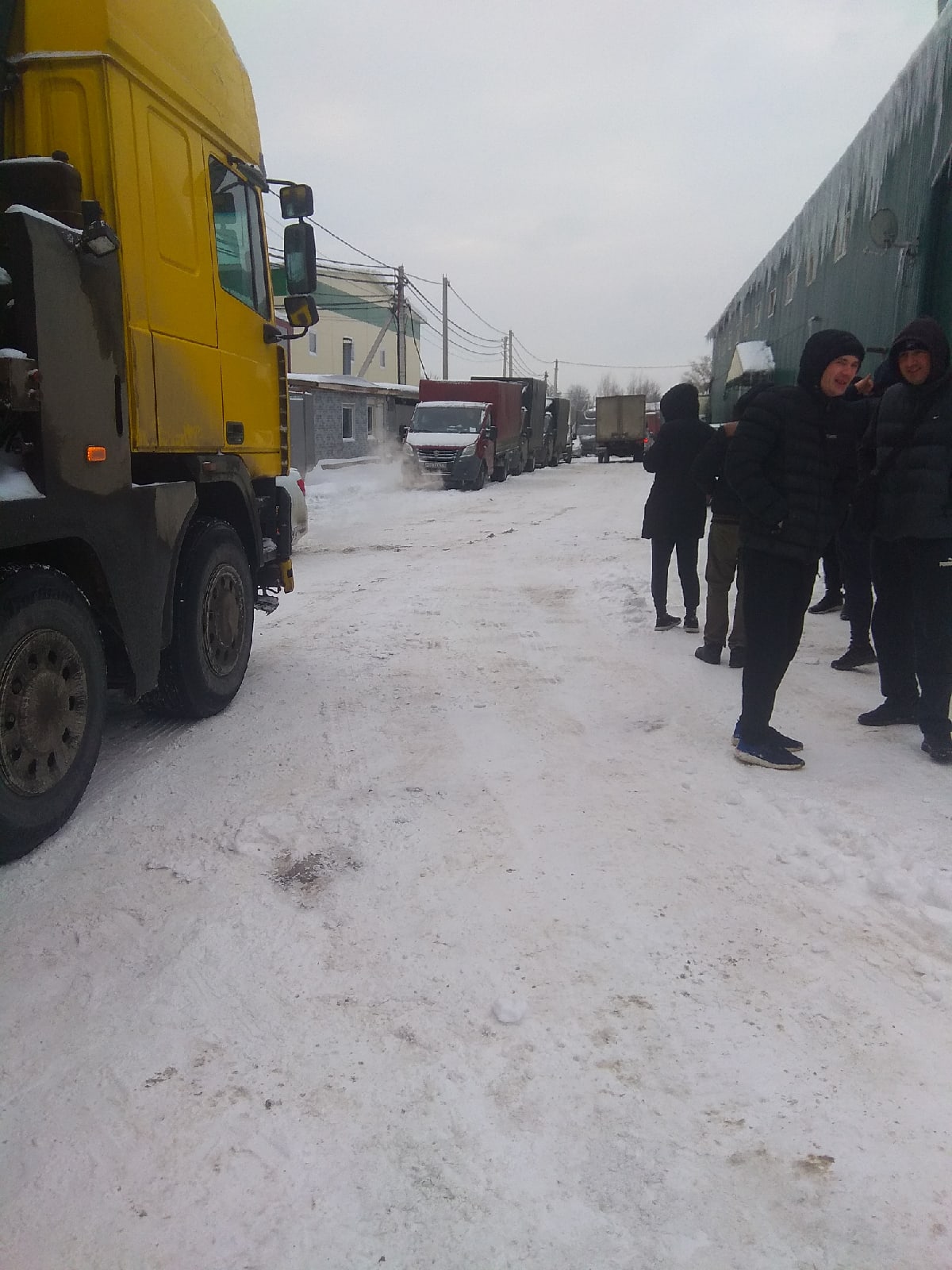 Водитель из Сланцев показал, как пытается открыть машину-сосульку после  ледяного дождя — Мегаполис