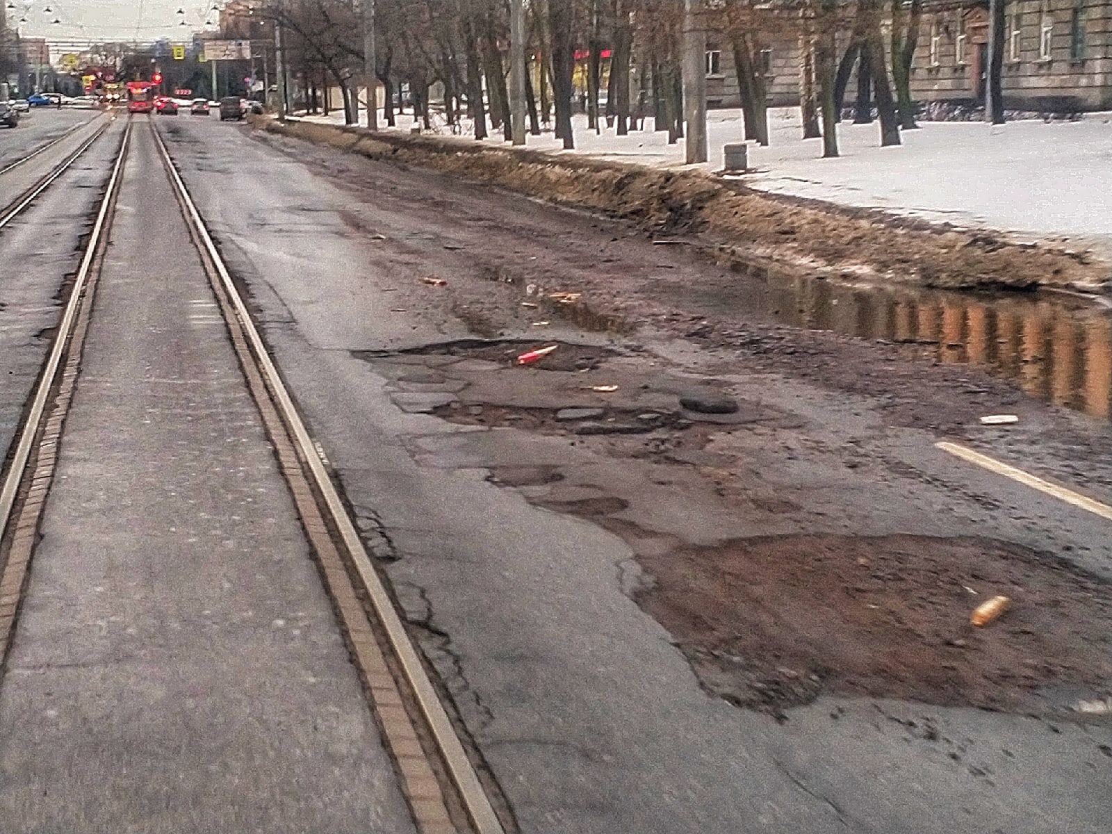 Петербуржцы выложили в соцсетях новую порцию ужасающих ям. Ситцевая улица –  вне конкуренции — Мегаполис