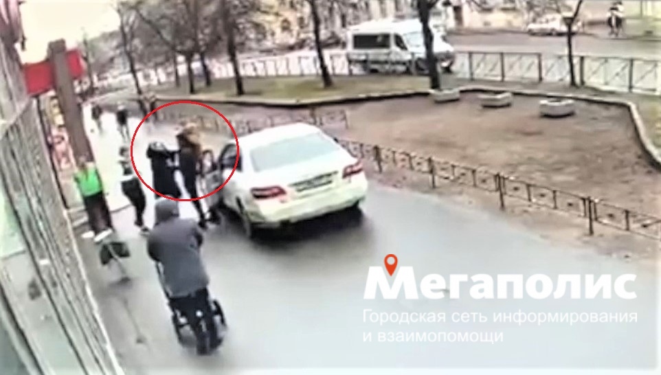 Можно ли ездить в петербурге. Электромамокаты спб шериг. Уезжал на велосипеде по набережной фильм. Гидроциклы спб на неве. Питер прогулки по городу.