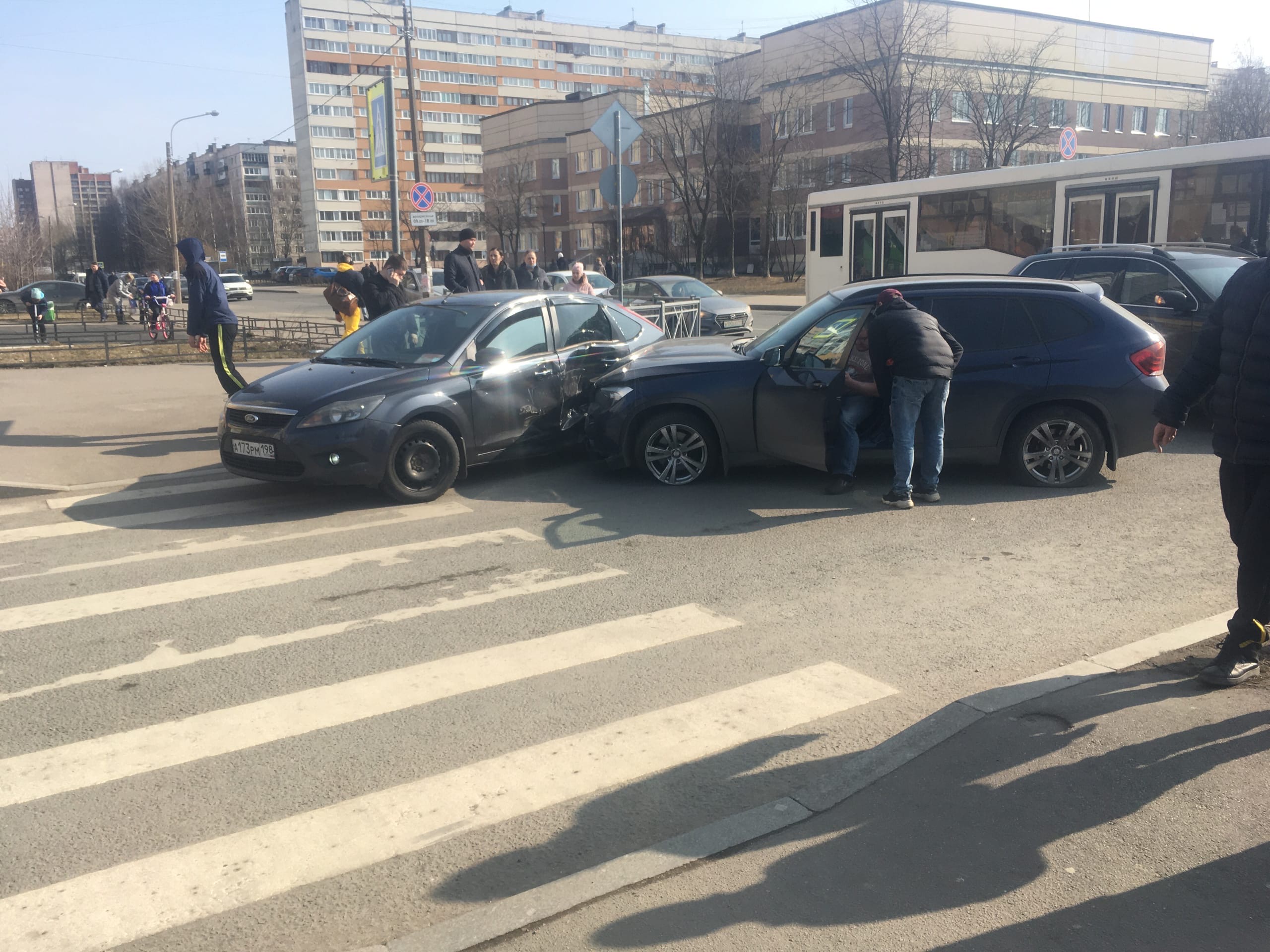 Движение по улице Доблести остановили два ДТП: в одном столкнулись три  легковушки, в другом дорогу перегородил трамвай — Мегаполис