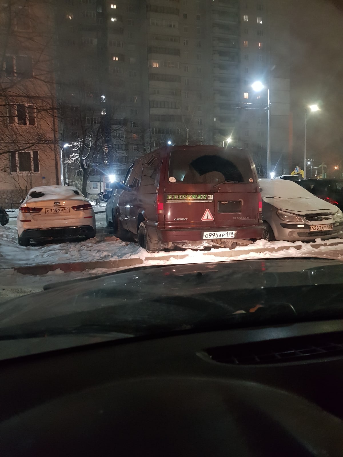 Растерянного обнаженного мужчину полицейские забрали у ТК «Южный полюс» в  Петербурге — Мегаполис