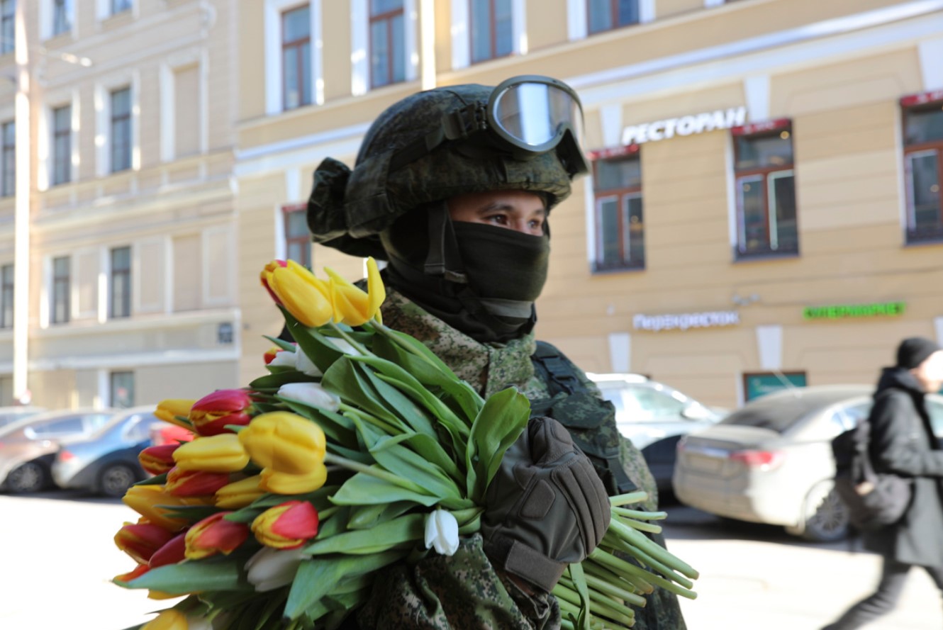 Омоновцы, военные и гаишники дарили женщинам тюльпаны на улицах Петербурга  — Мегаполис