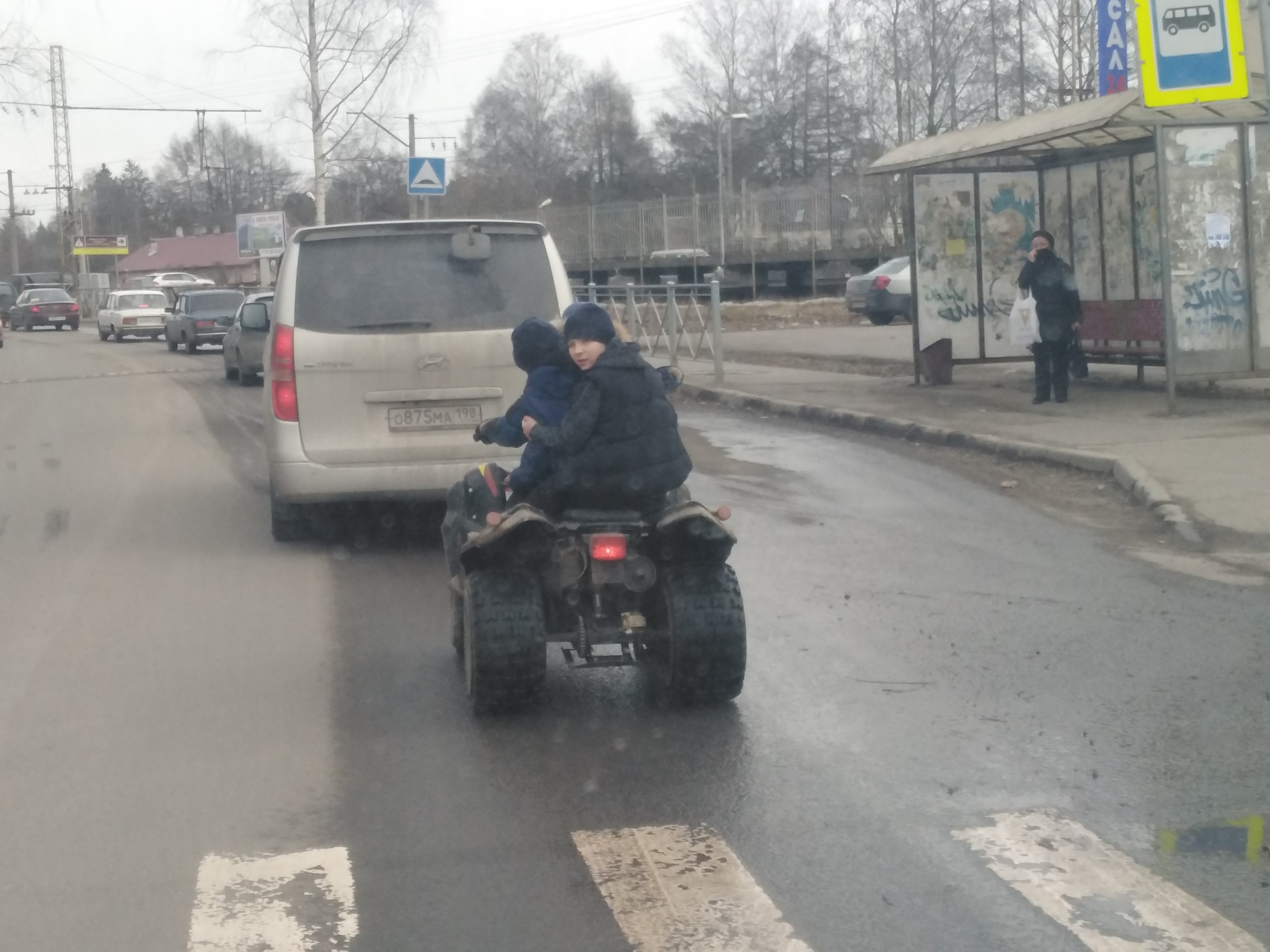 По взрослым дорогам Всеволожска ездят дети на квадроцикле — Мегаполис