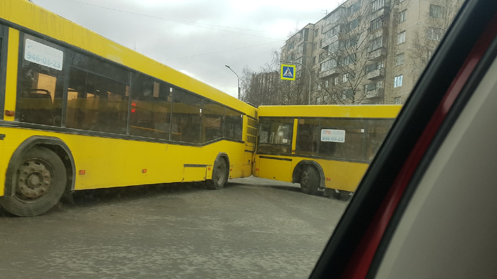 Два желтых автобуса поставили друг друга в угол на Серебристом бульваре —  Мегаполис