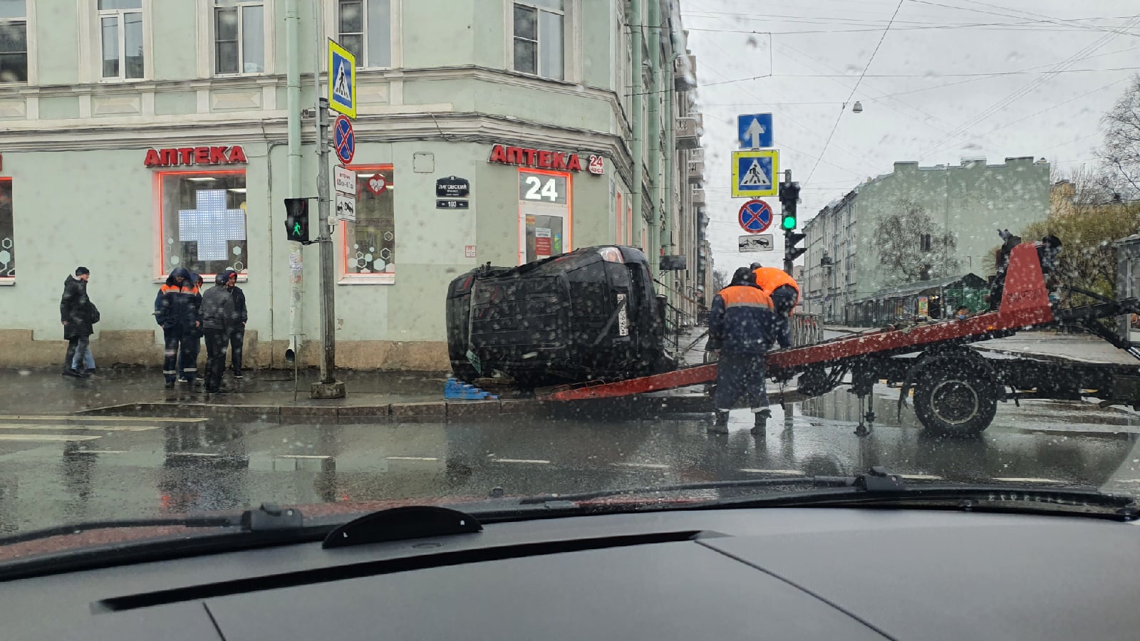 На Лиговском проспекте Land Rover после ДТП вылетел на тротуар и  перевернулся — Мегаполис