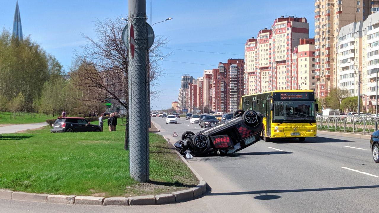 MINI Cooper из салона «MINI Евросиб» столкнулся с себе подобным и  перевернулся на Савушкина — Мегаполис