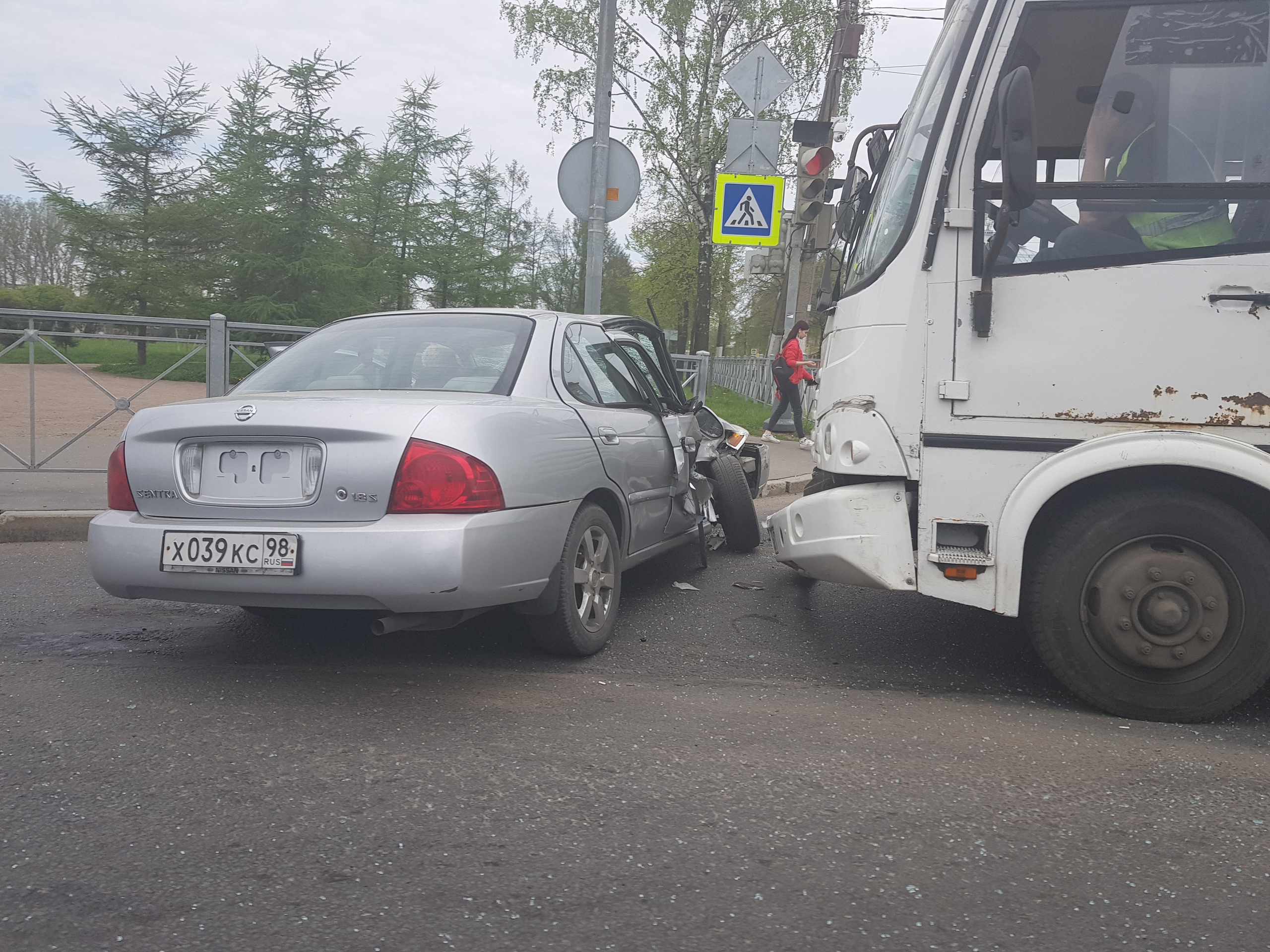 Маршрутка вдавила легковушку в забор в Колпине. Пассажира увез реанимобиль  — Мегаполис