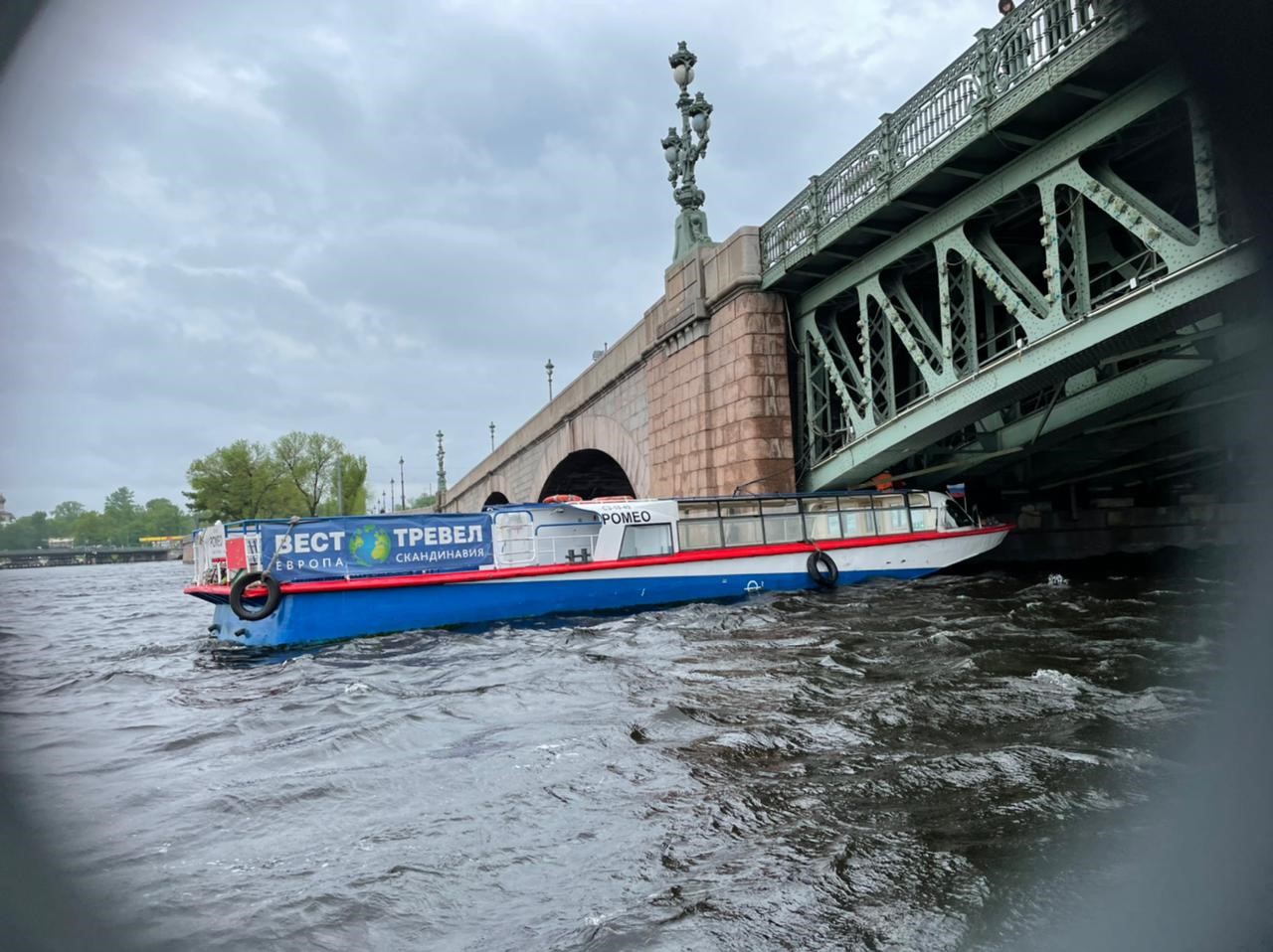 Теплоход «Ромео» врезался в Троицкий мост. Люди на борту были заняты важным  делом — Мегаполис