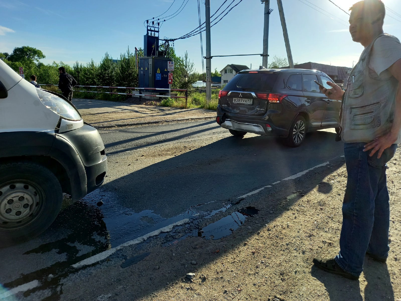 По дороге в Колтуши микроавтобус помял зад внедорожнику — Мегаполис