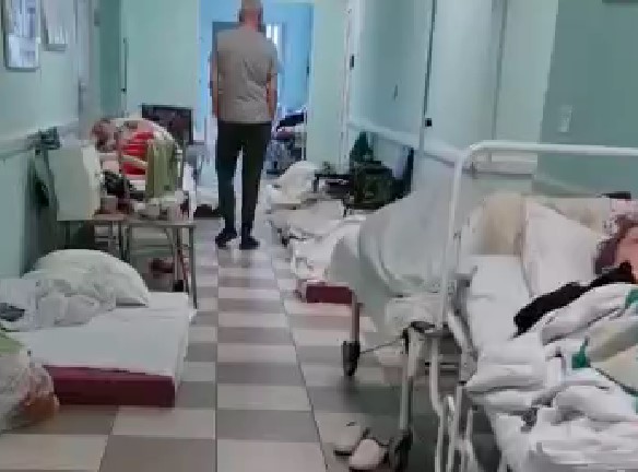 Узнать в какой больнице человек в москве. Больница 15 Санкт-Петербург. Больные лежат в коридорах больницы. Люди лежат в коридоре в больнице. Коридор больницы с людьми.
