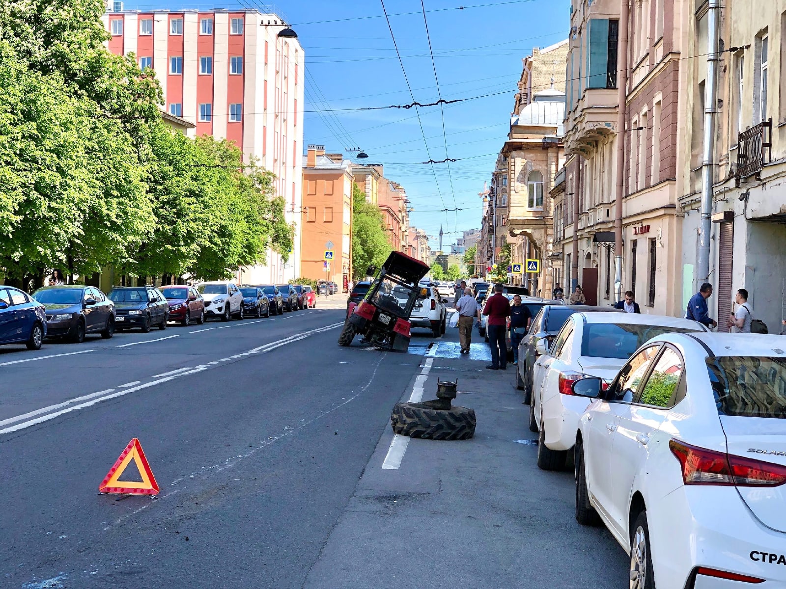 На Мытнинской улице поливочный трактор потерял колесо и опрокинул цистерну  — Мегаполис