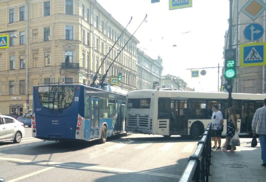 Автобус проспект. Троллейбус в центре СПБ. Обстрел троллейбуса Суворовский проспект. Трамвай троллейбус метро автобус , 456.