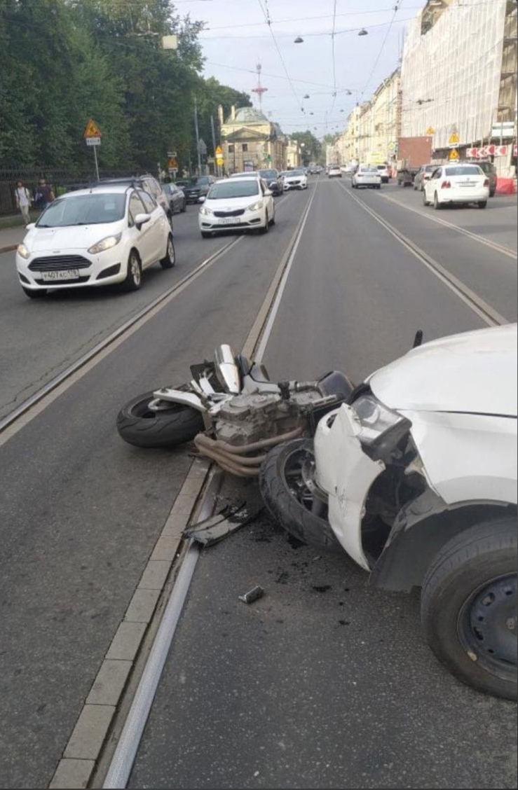 Водитель иномарки повернул в неположенном месте и сбил мотоциклиста на  Академика Лебедева — Мегаполис