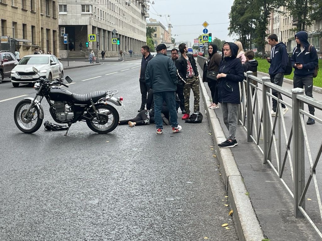 Женщина, решившая перейти Большеохтинский проспект в ста метрах от зебры,  еле пережила встречу с мотоциклистом — Мегаполис