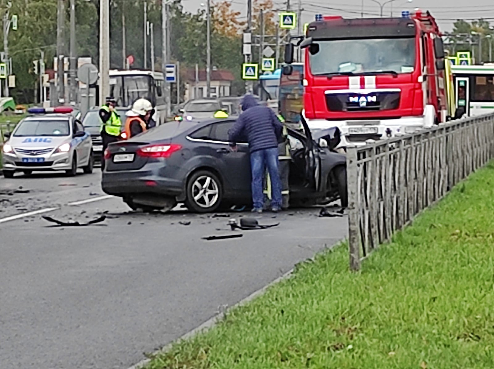 Молодой водитель на «Форде» врезался в автобус в Колпине — Мегаполис