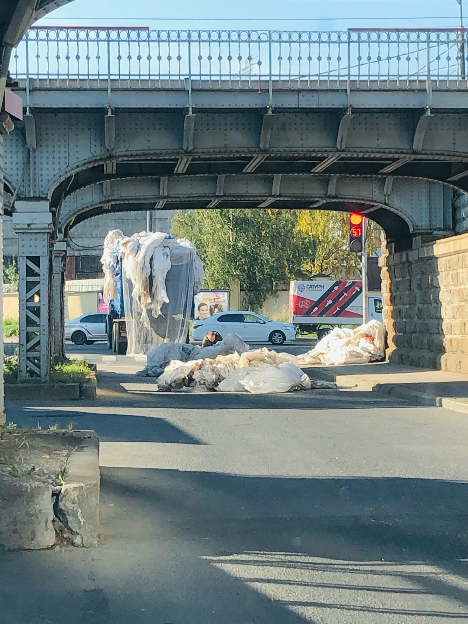 Под мостом на Боровой грузовик, похожий на невесту, потерял свою «фату» —  Мегаполис