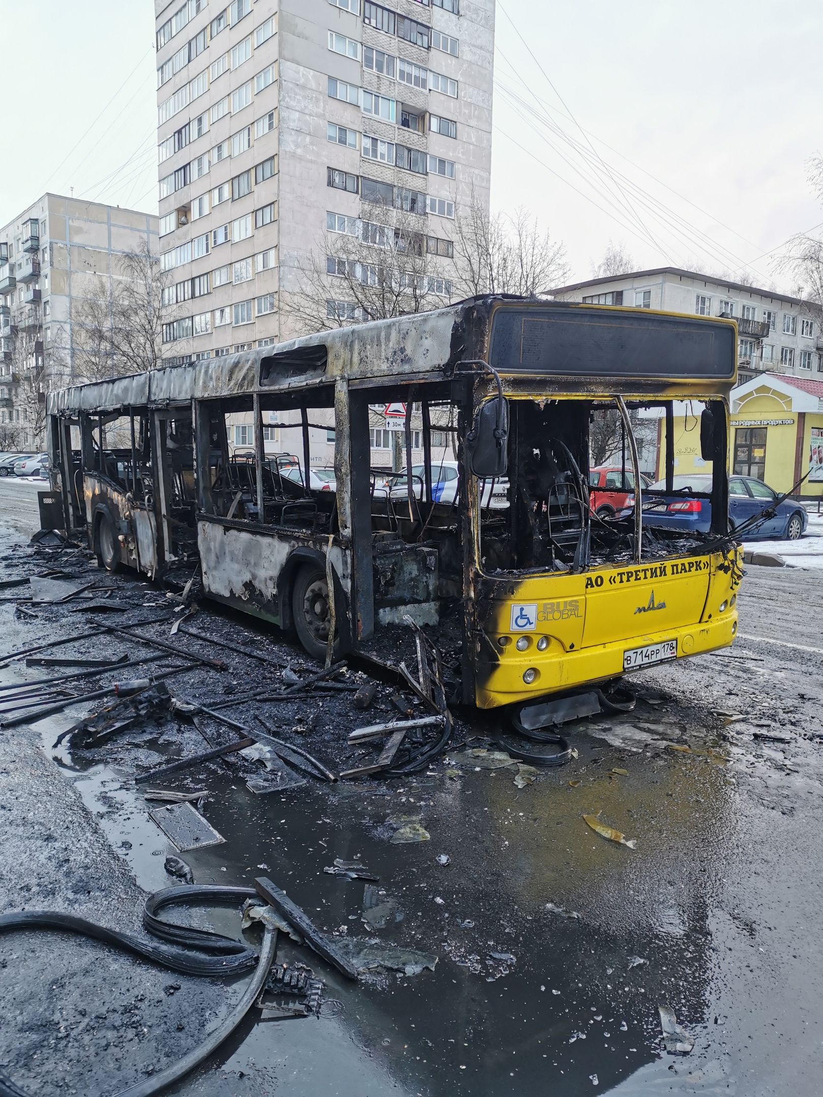 На улице Черкасова выгорел автобус «Третьего парка» — Мегаполис