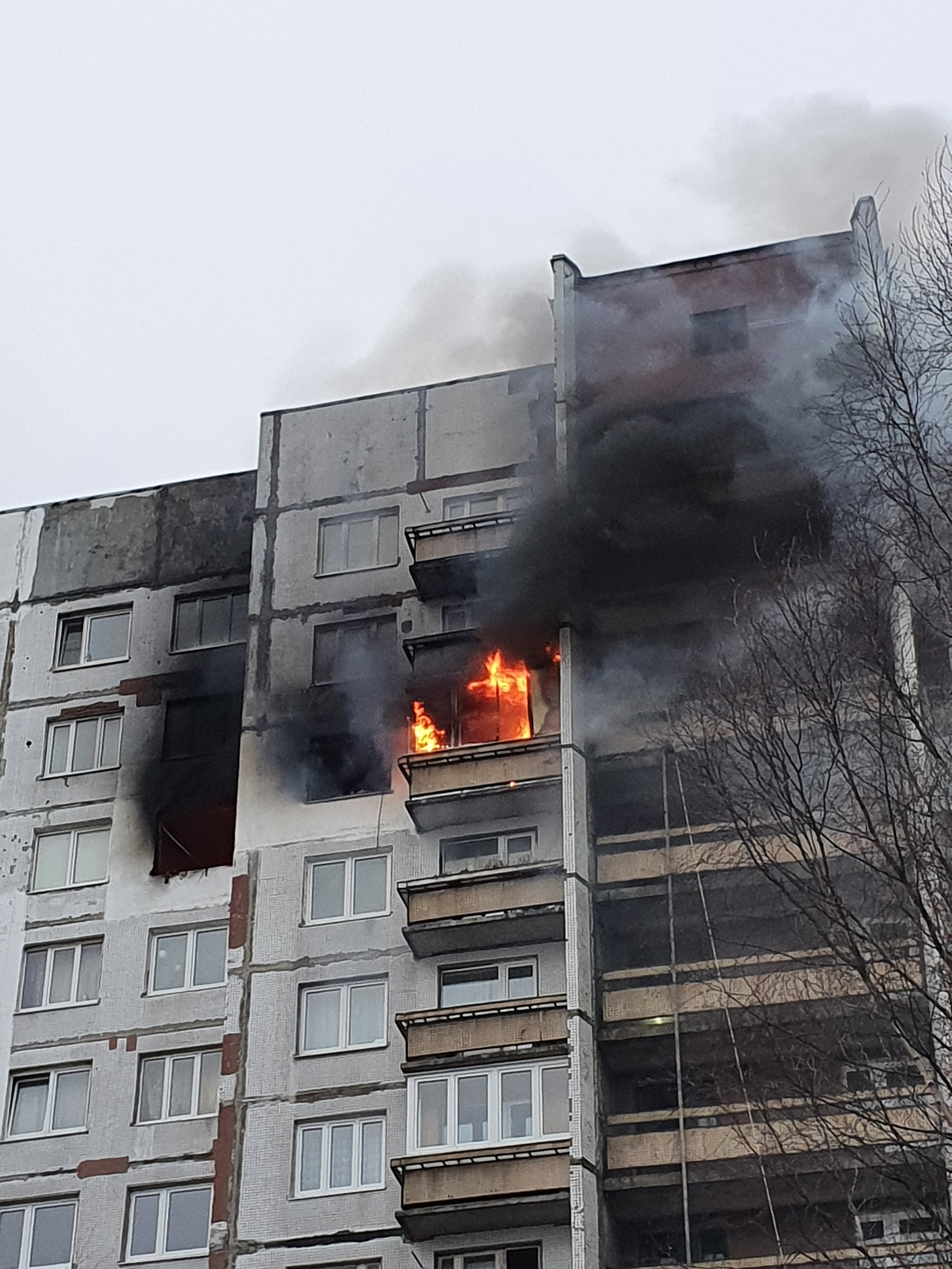 Ул огонь. Пожар на жени Егоровой. Пожар в квартире. Горящая квартира с улицы.