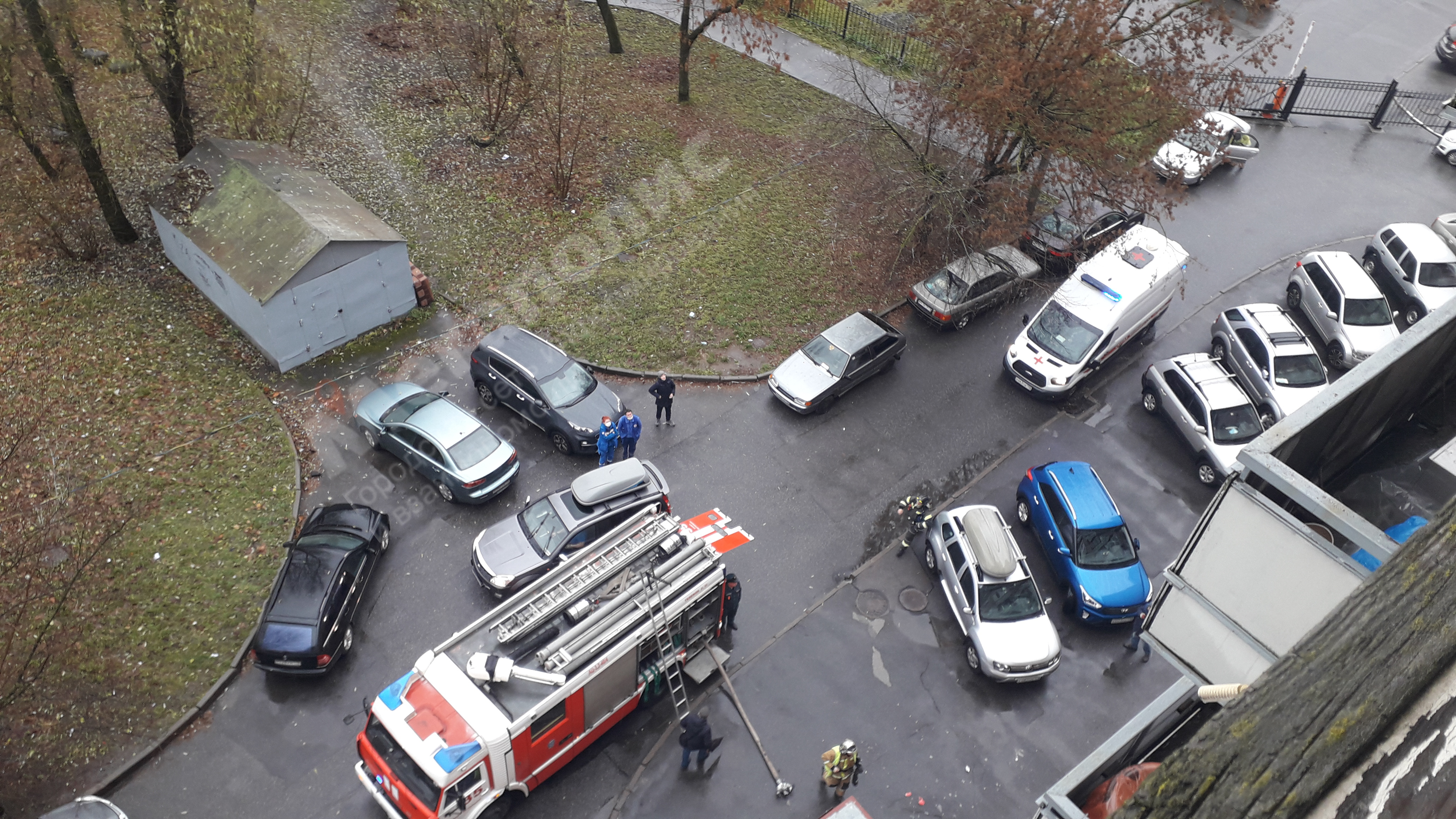 Пожарные спасли человека, оказавшегося в горящей квартире на проспекте  Ветеранов — Мегаполис