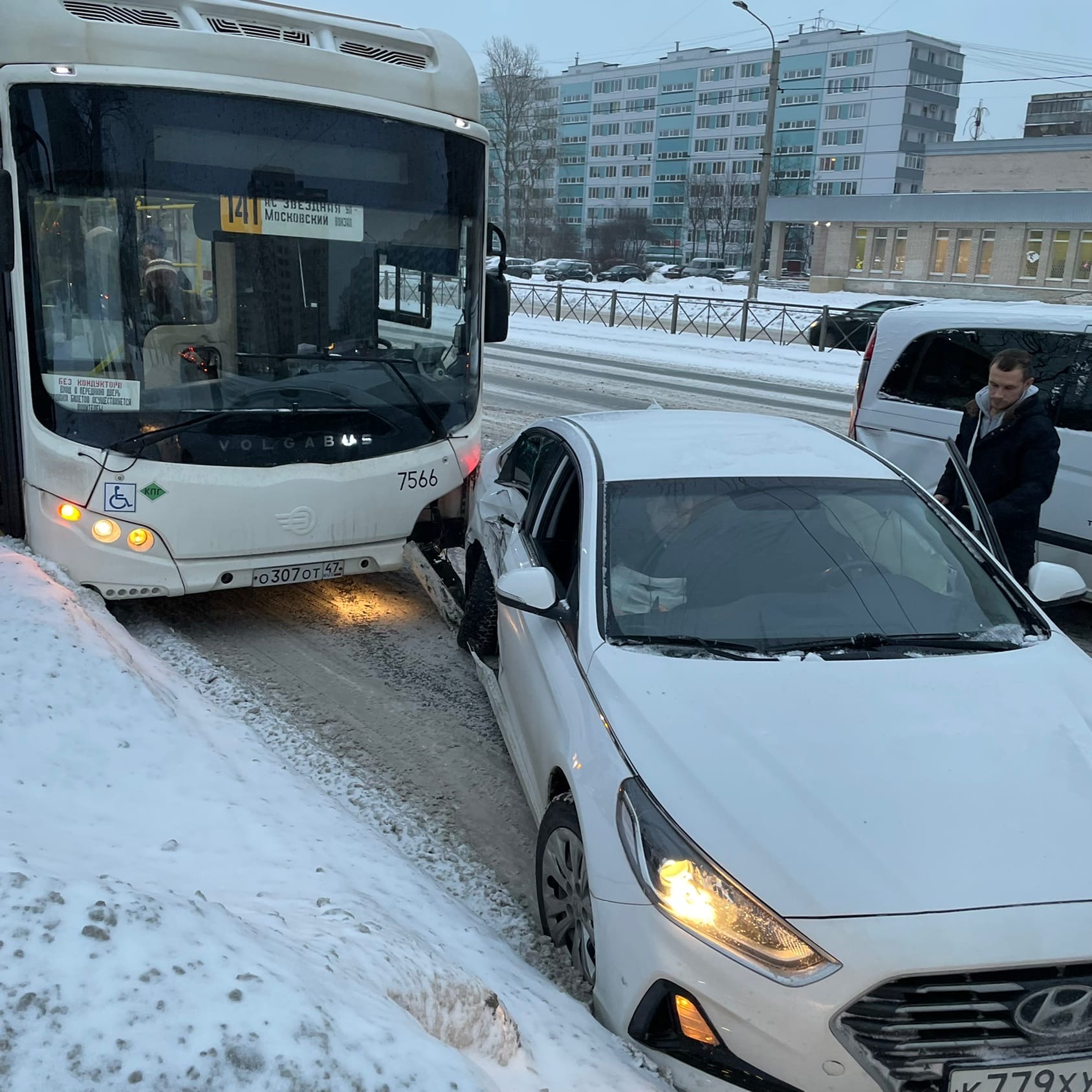 Двойное ДТП на проспекте Славы: «Соната», пытаясь объехать «паровозик»,  попала под автобус — Мегаполис