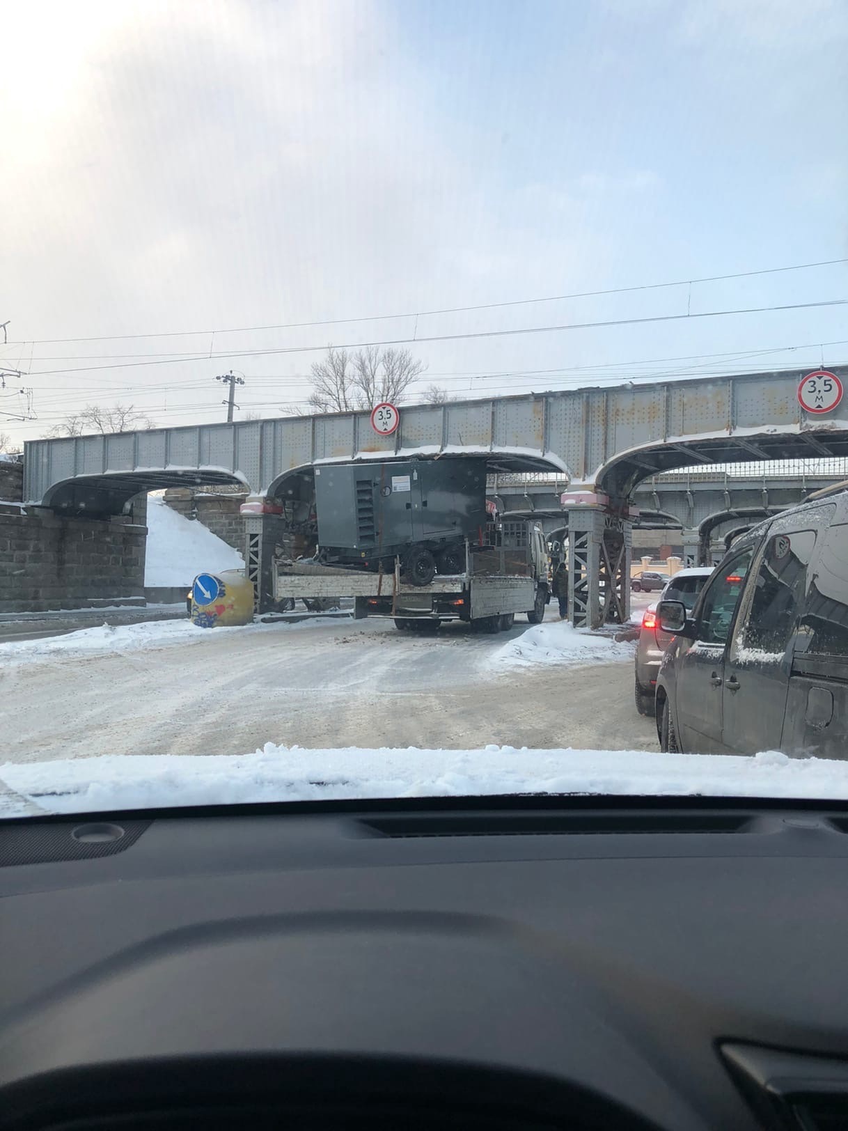 Очередная «жертва» моста глупости: на Боровой грузовик не смог преодолеть  ж/д переезд — Мегаполис