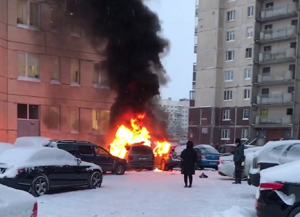 Мегаполис спб происшествия. Загорелся авто на Московском шоссе. Пожар на Московской сейчас Питер. Институт сгорел вместе с архивом.