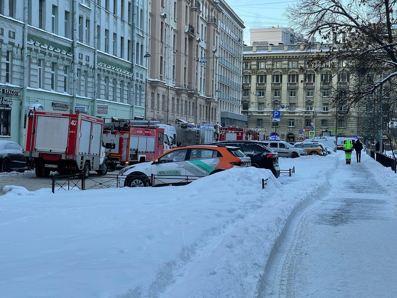 На Смоленской улице из-за пожара в доме эвакуировали жителей — Мегаполис