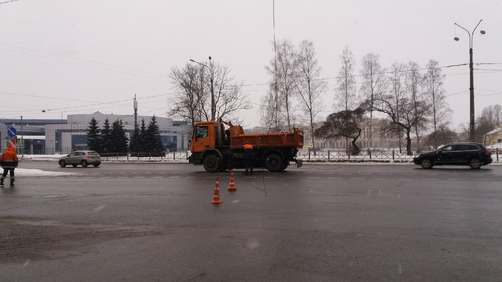 Дама на «Пежо» перепутала педали и стукнула три припаркованные машины в  Красном Селе — Мегаполис