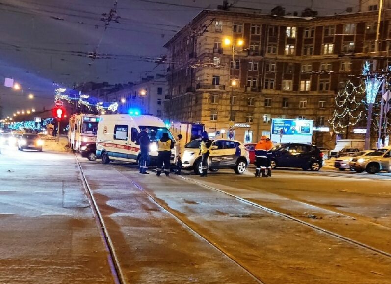 Покажи аварию в питере. ДТП СПБ В снег. ДТП В снегопад.