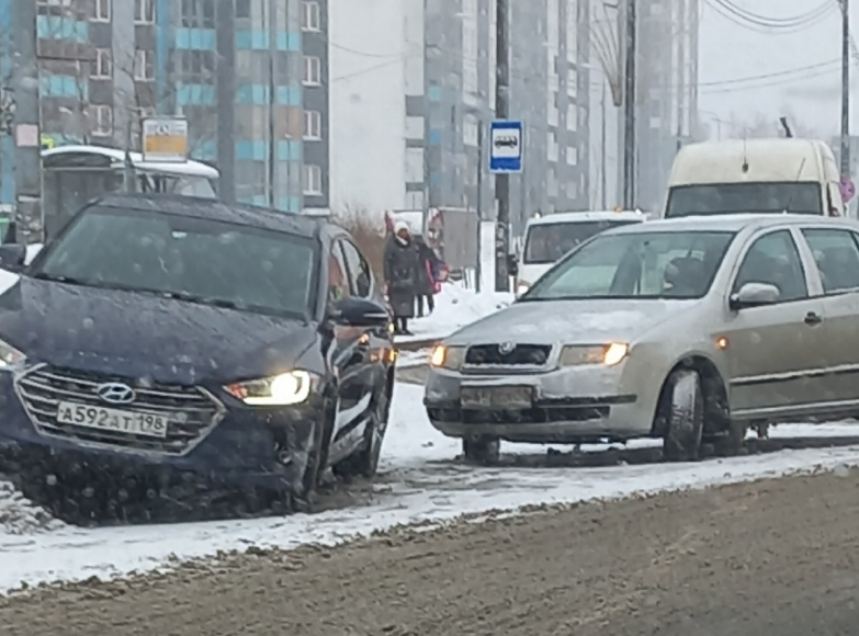 Происшествия спб за сутки. Аварии в СПБ сегоднявидио. Гололёд! ДТП справа!. Аварии в СПБ сегоднявидио Мерседес.