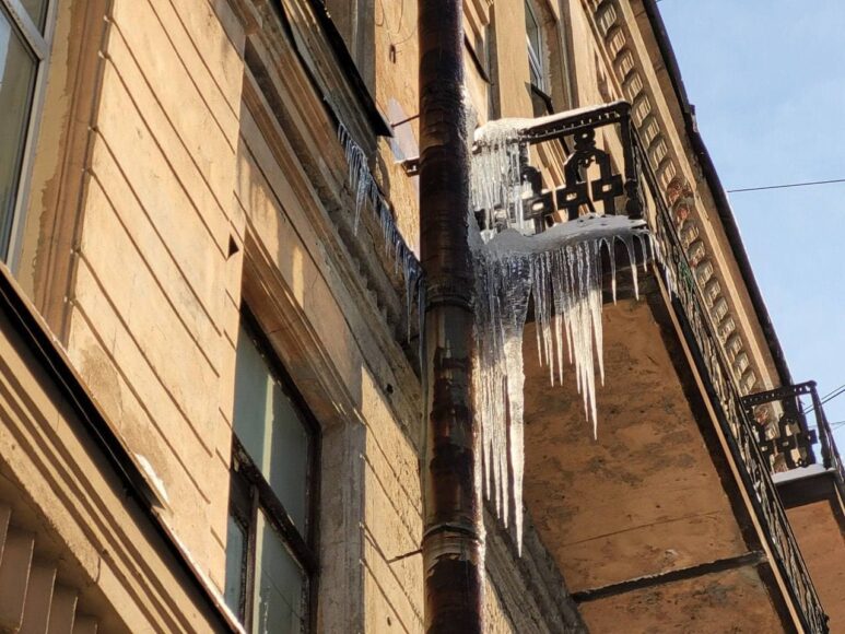 Упала крыша дома. Сосули Петербург. Сосульки в Питере. Сосулька в Питере здание. Сосульки Петроградский.