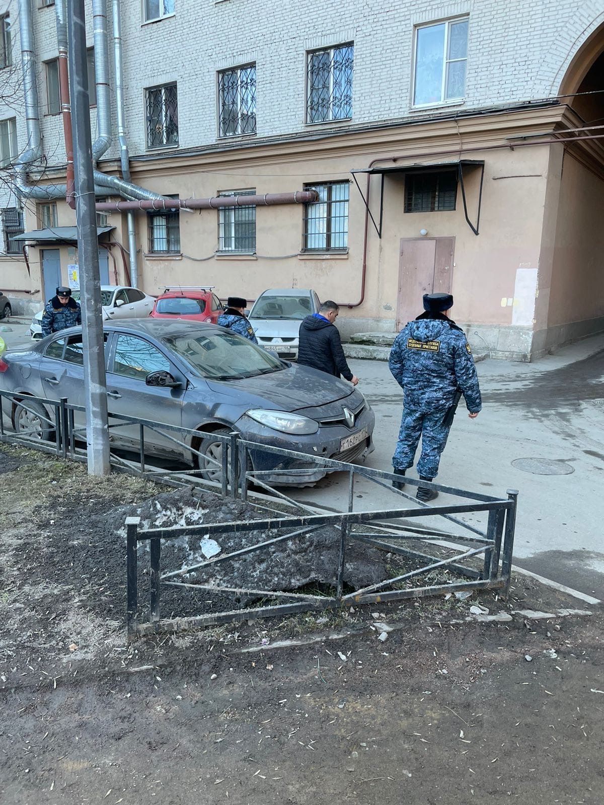 Легковушку сплющило между двумя фурами на юге КАД, водитель погиб —  Мегаполис