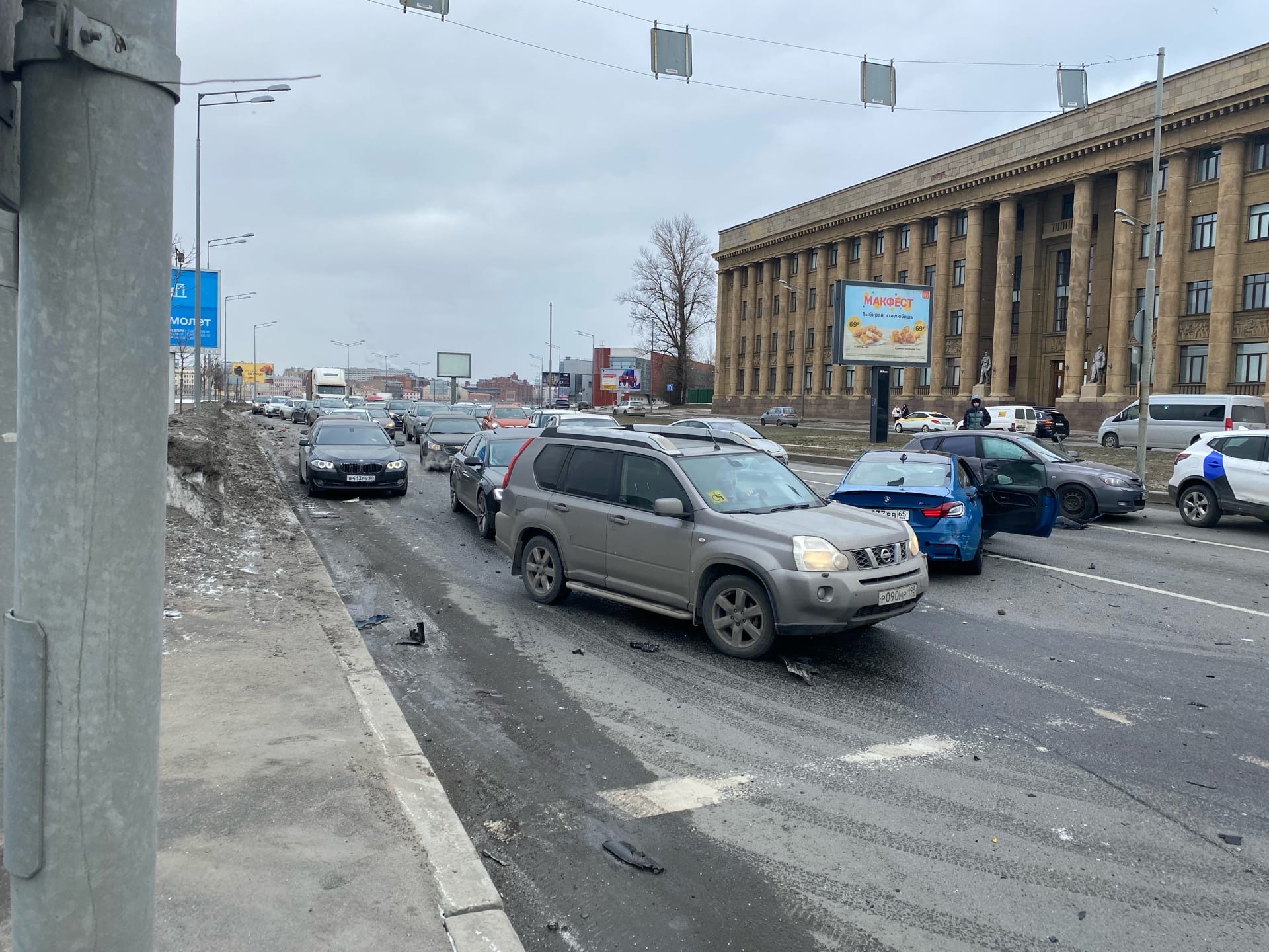 Таксист погиб в массовом ДТП на Малоохтинском проспекте. Очевидцы винят в  аварии «летуна» на «БМВ» — Мегаполис