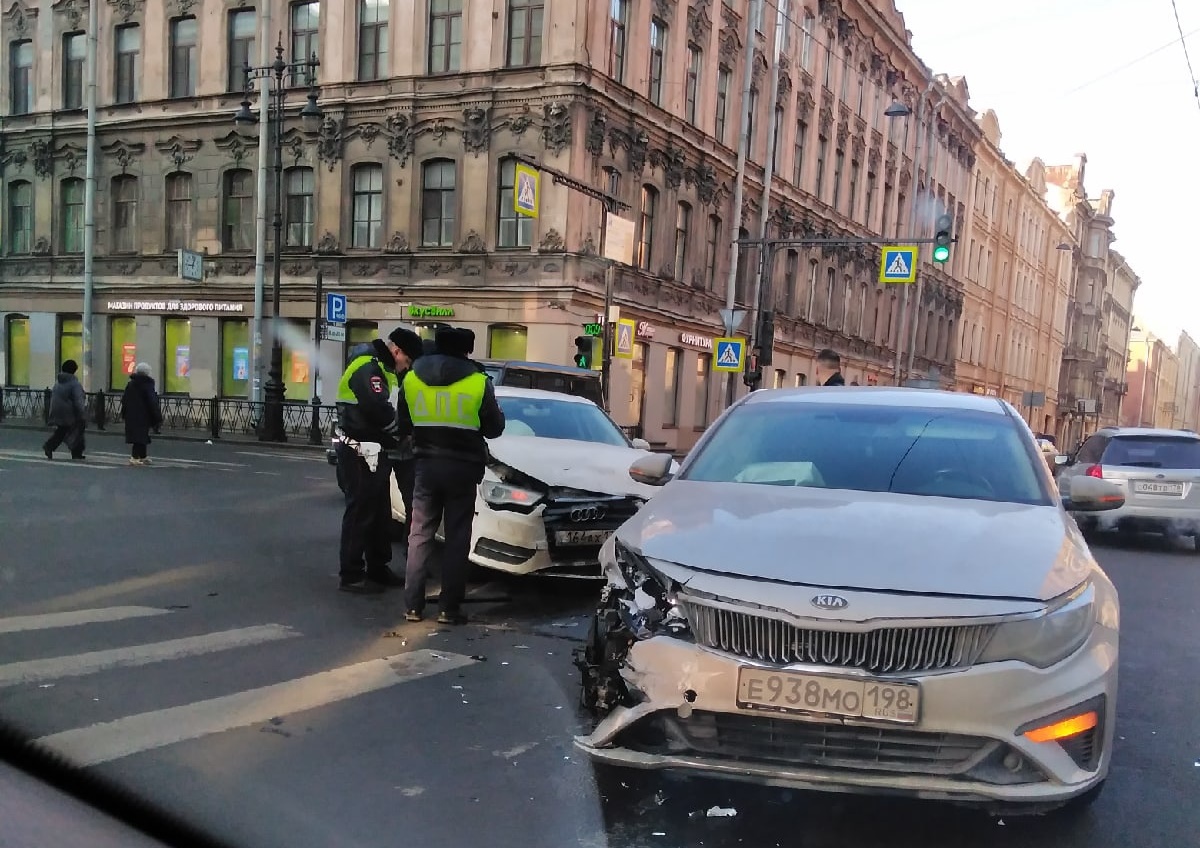 Покажи аварию в питере. Мегаполис Питер. Мегаполис СПБ происшествия. Audi и BMW столкнулись на перекрестке у Таврического сада.