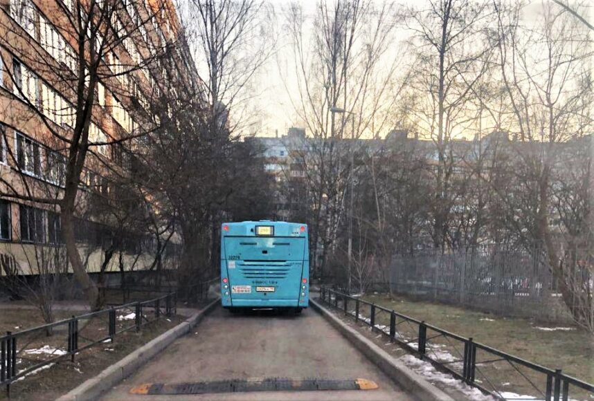 Автобус двор. Автобус заехал во двор. Автобус во дворах Петербурга. Автобус едет по двору. Заблудившийся автобус на улице Аэродромная.