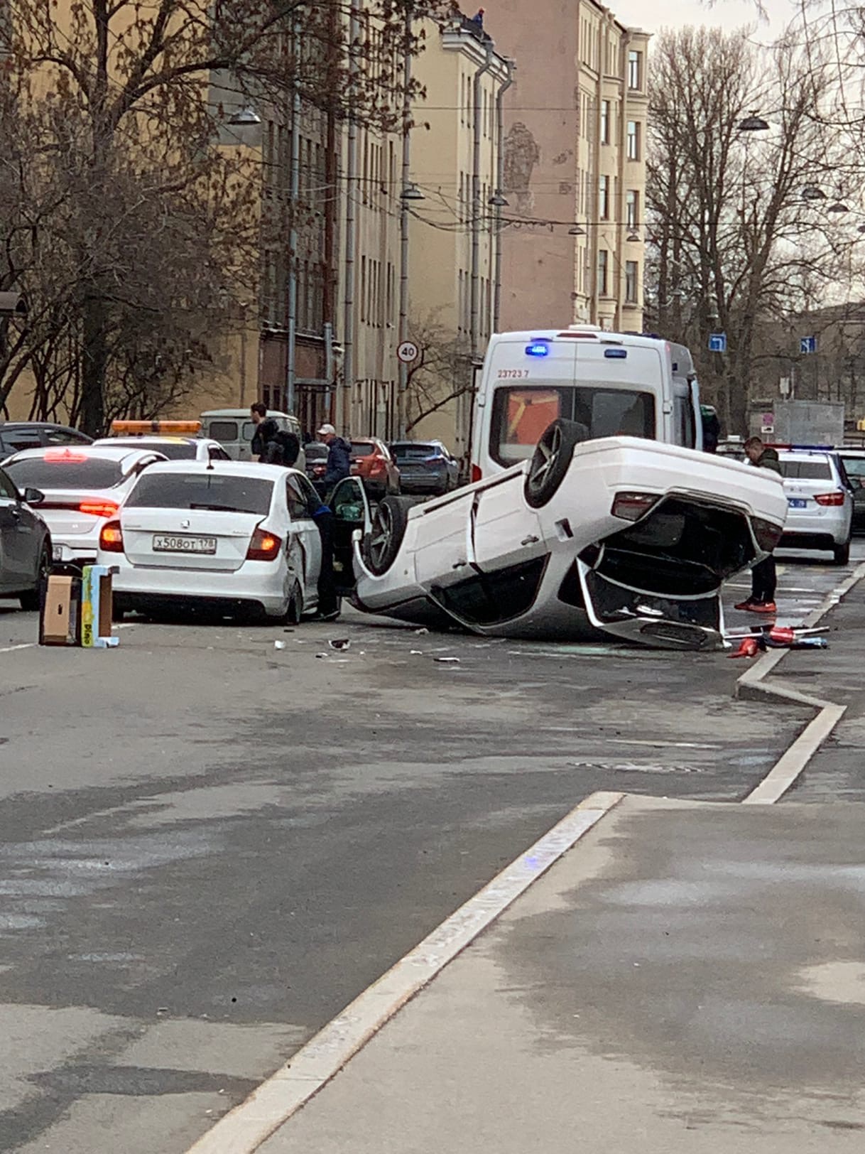 Белый седан перевернулся на крышу на Боровой улице — Мегаполис