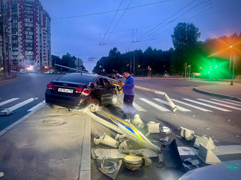 Опель сбил столб