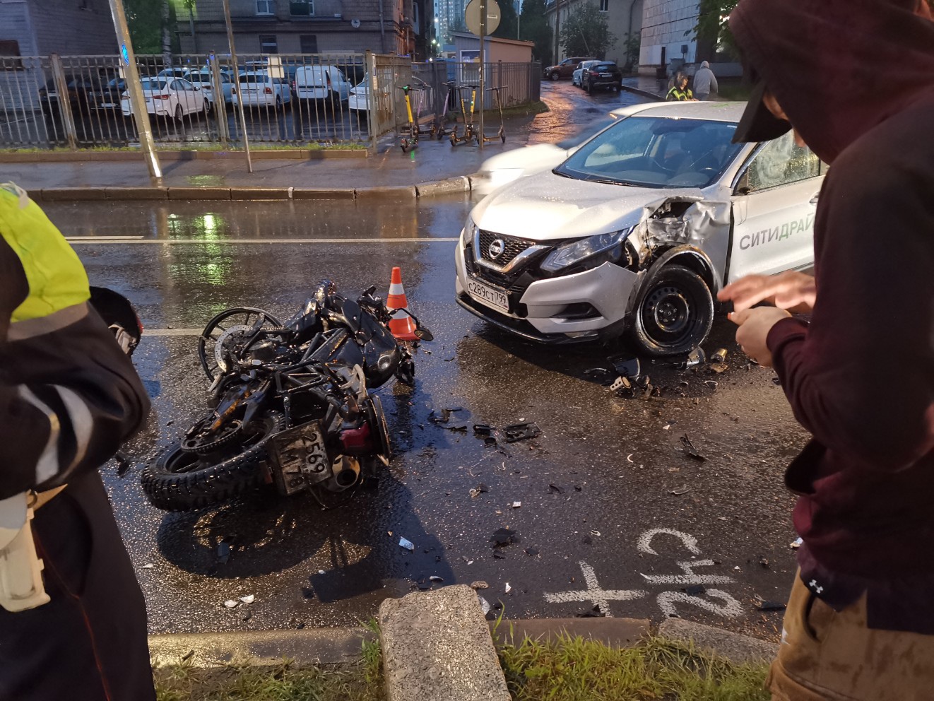 Торопыга на каршеринге отправил отца и сына-подростка в больницу,  столкнувшись с их мотоциклом на Маршала Блюхера — Мегаполис