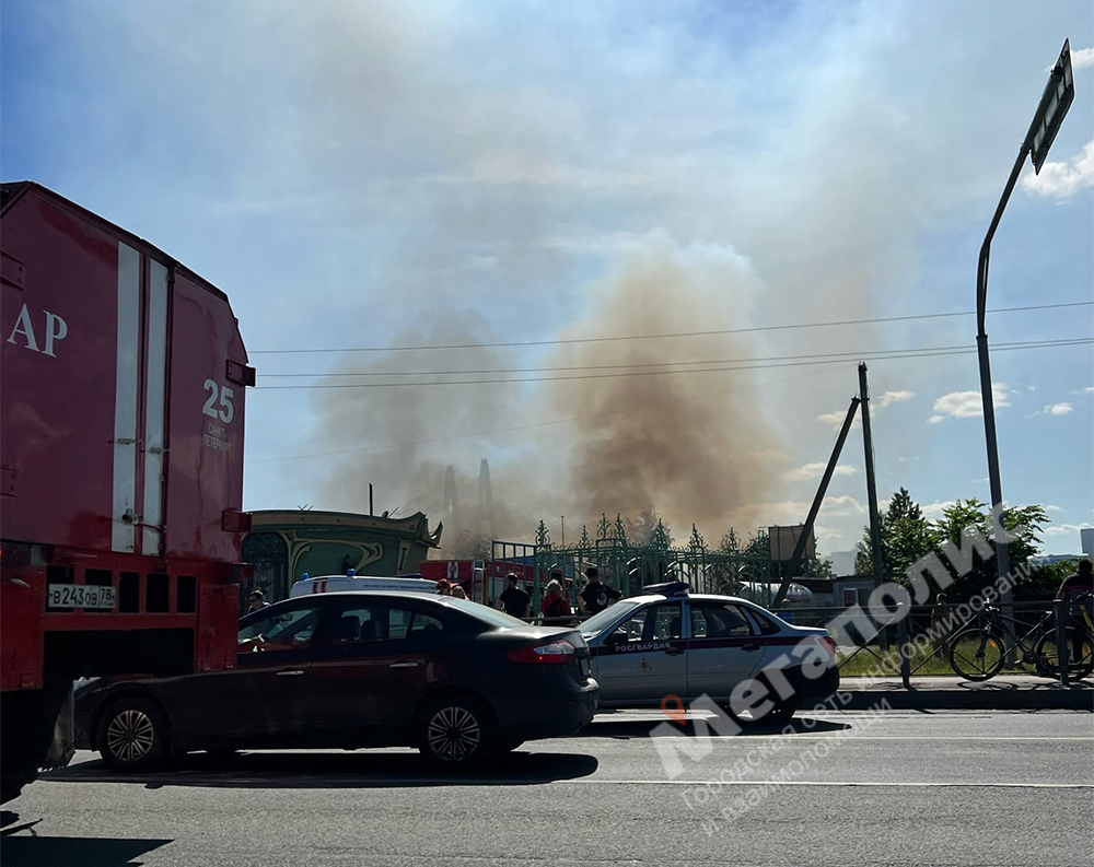 Горящий ангар надымил у речного порта на Октябрьской набережной — Мегаполис