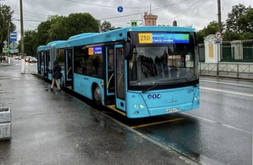 Автобусы петербург петергоф. МАЗ 215 СПБ Пассажиравтотранс 145. Автобусы в Питере. Пассажиравтотранс автобусы. Автобус по городу.