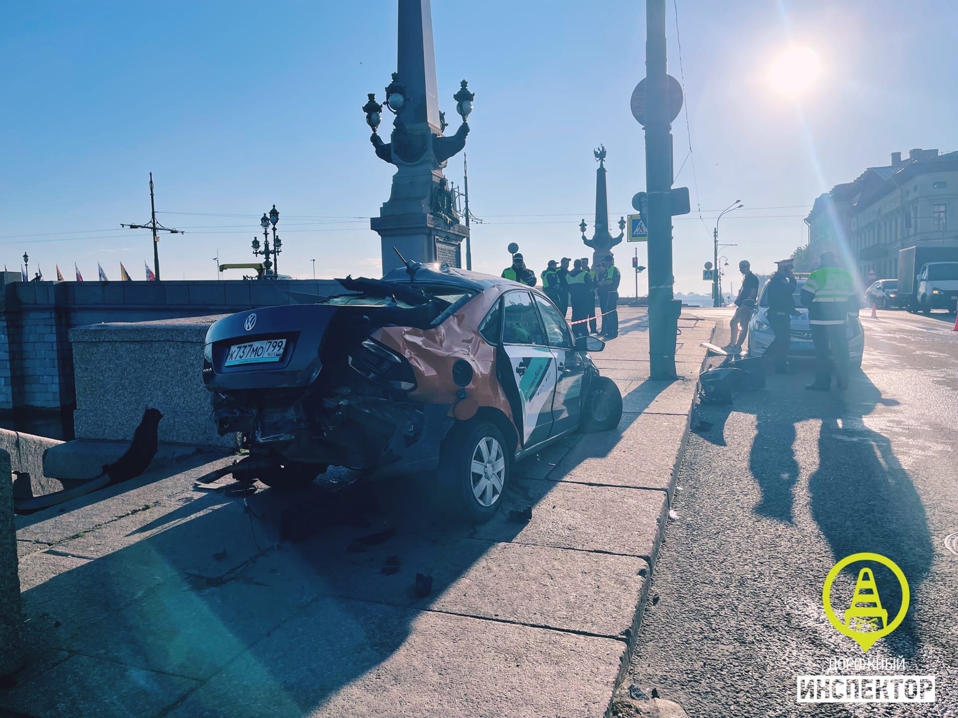 У Троицкого моста каршеринг столкнул в Неву девушку. Ее и еще двух человек  увезли в больницу — Мегаполис