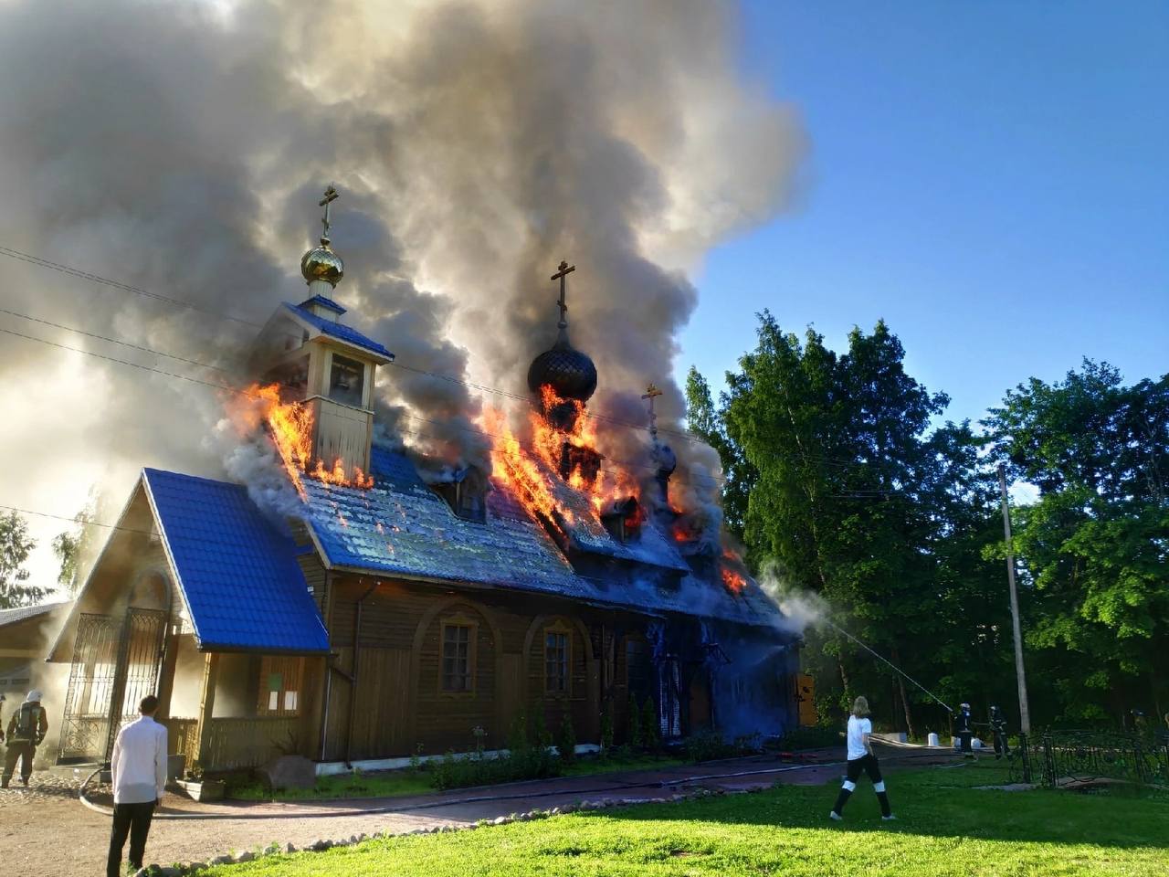 От сгоревшего на Приозерском шоссе храма остался один фундамент. Настоятель  церкви подозревает, что ее подожгли — Мегаполис