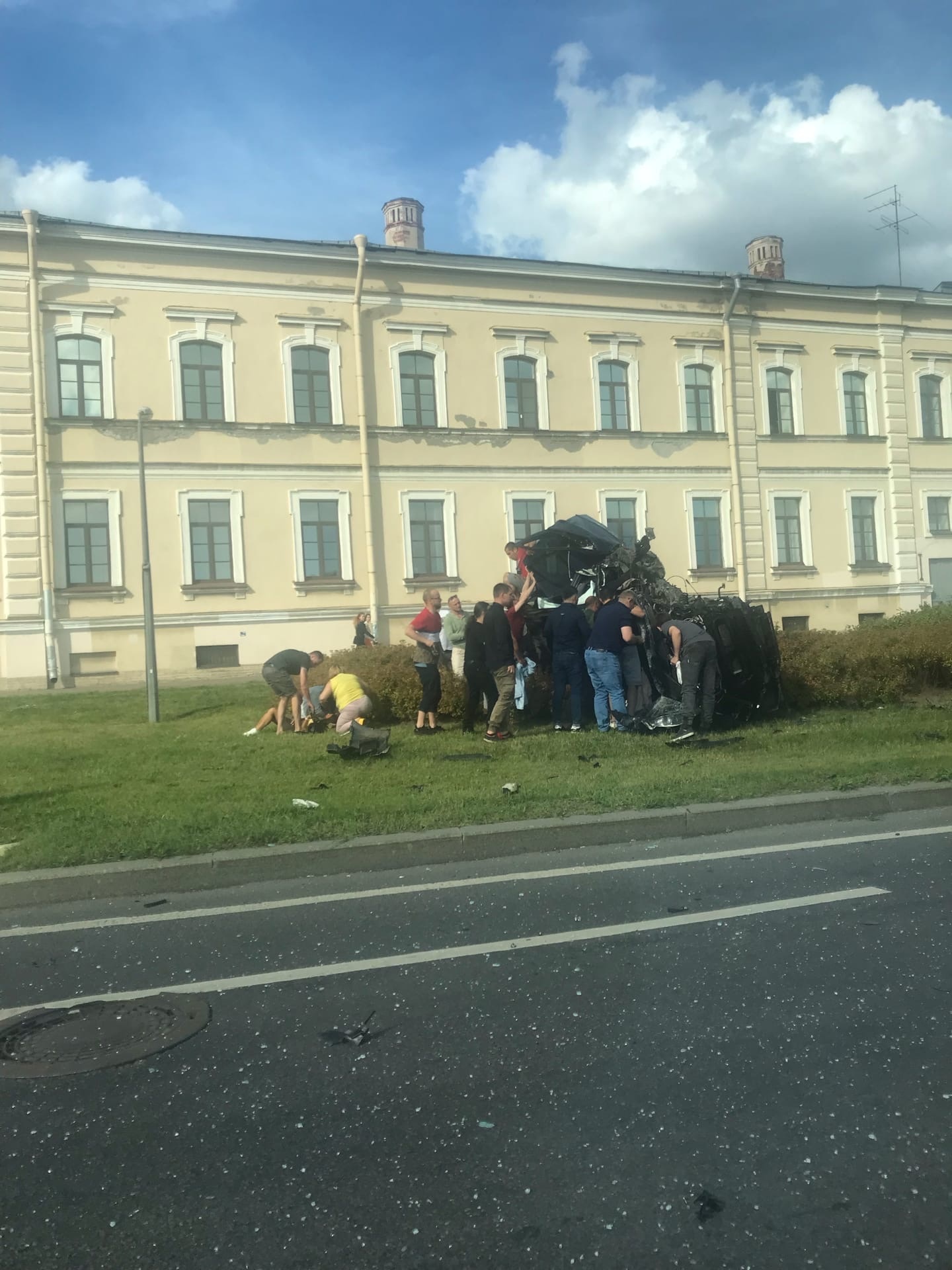 БМВ» врезался в столб и вылетел на газон на Пироговской набережной у ВМедА  им. Кирова — Мегаполис