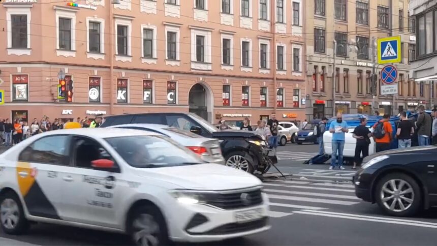 Спб 27. ДТП Санкт-Петербург вчера. Авария на Василеостровской. Перекресток на большом проспекте Васильевского острова. Петербург люди.