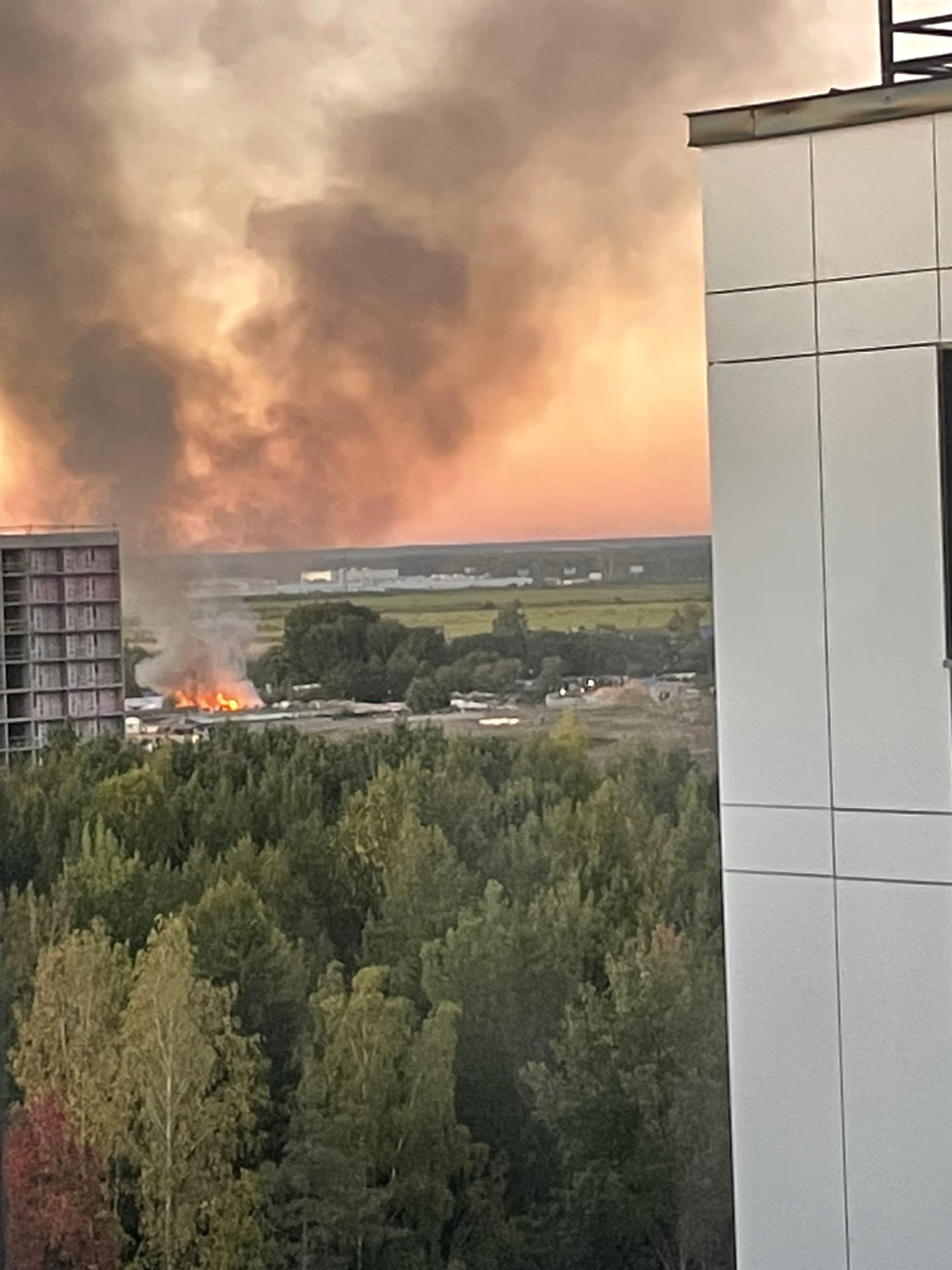 У дороги в Каменку горела хозяйственная постройка, огонь поглотил 500  квадратных метров — Мегаполис