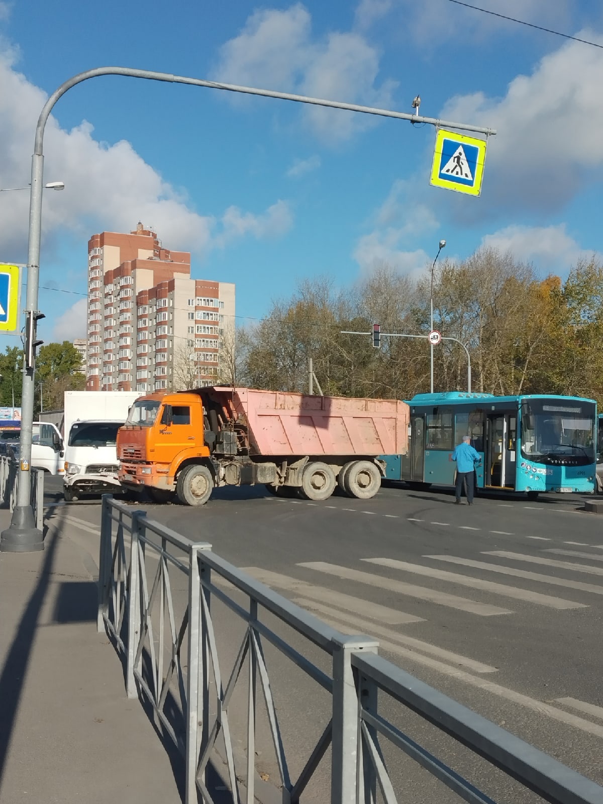 На Октябрьской набережной КамАЗ столкнулся с автобусом, легковушкой и  фургоном — Мегаполис